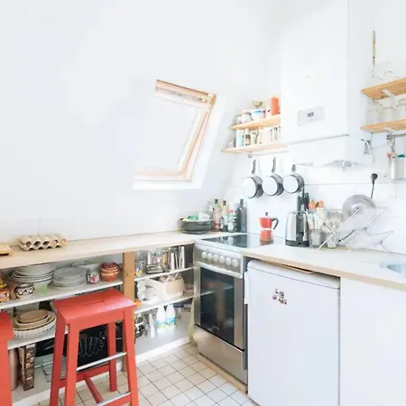Ideally Located 2bd For 3 With Balcony&view