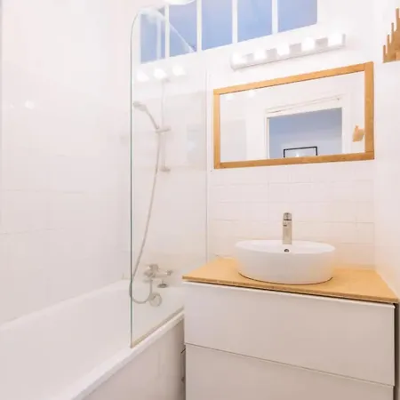 Ideally Located 2bd For 3 With Balcony&view París
