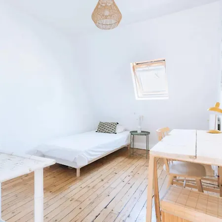 Ideally Located 2bd For 3 With Balcony&view *