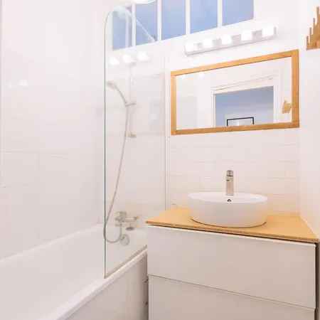 Ideally Located 2bd For 3 With Balcony&view Apartamento París